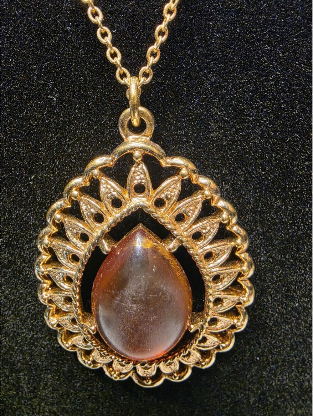 Sarah Coventry Vintage Teardrop Pendant Necklace Gold-Tone Chain